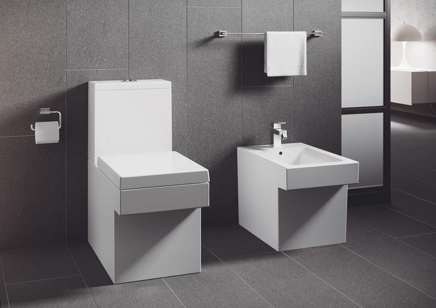 Sanitari sospesi in bagno moderno