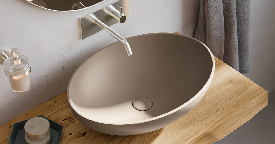 Lavabo da appoggio con rubinetteria